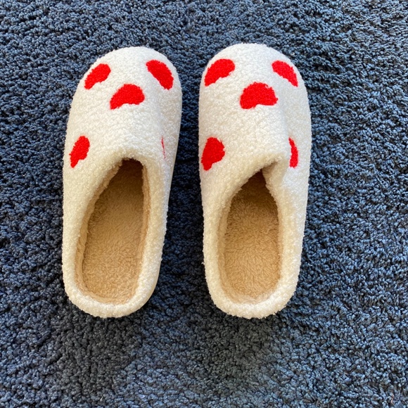 Nordic Peace Fluffy Heart Slippers Size 9W - Picture 2 of 4